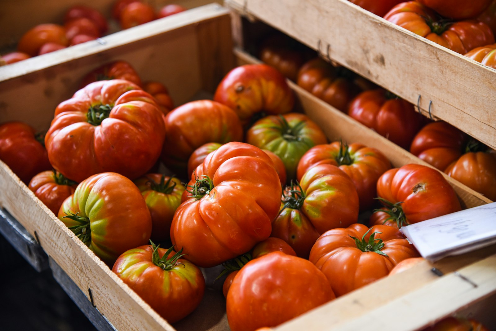 Tomates en caisses prêtes à la vente